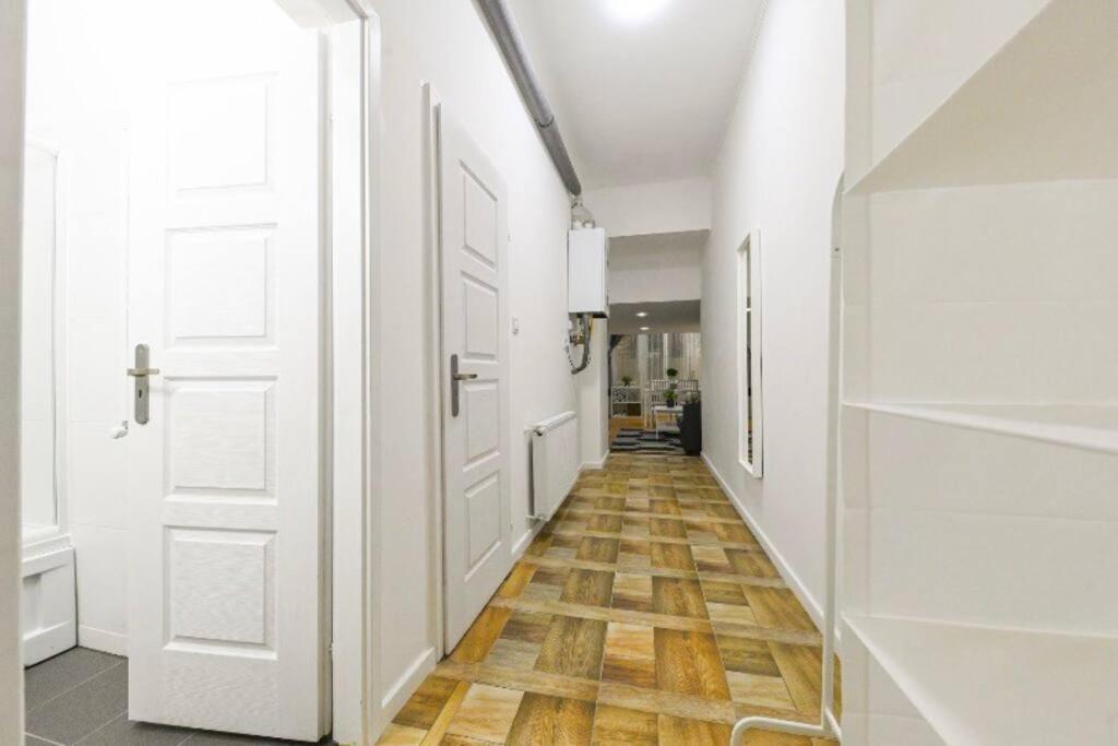 Lovely Studio Flat In Damjanich Street - Leonard Budapest Exterior foto