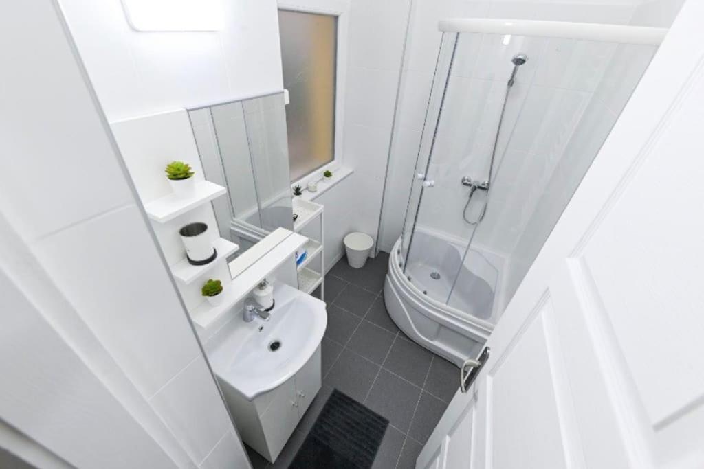 Lovely Studio Flat In Damjanich Street - Leonard Budapest Exterior foto